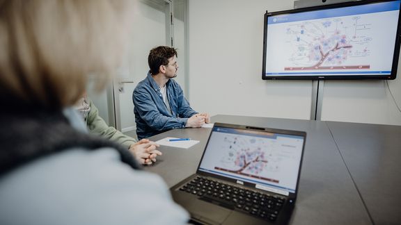 Foto einer Präsentation zur Tumormikroumgebung aus der Arbeitsgruppe 
