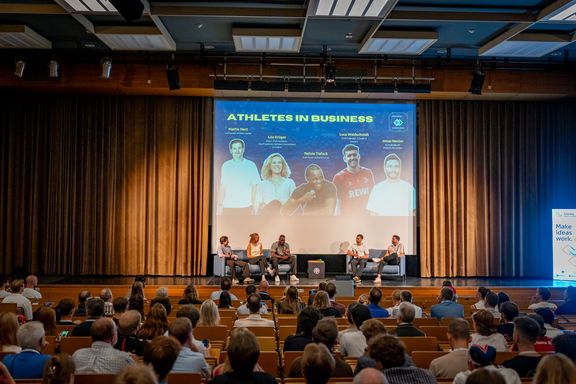 Panel mit 5 Personen auf der Hörsaal Bühne
