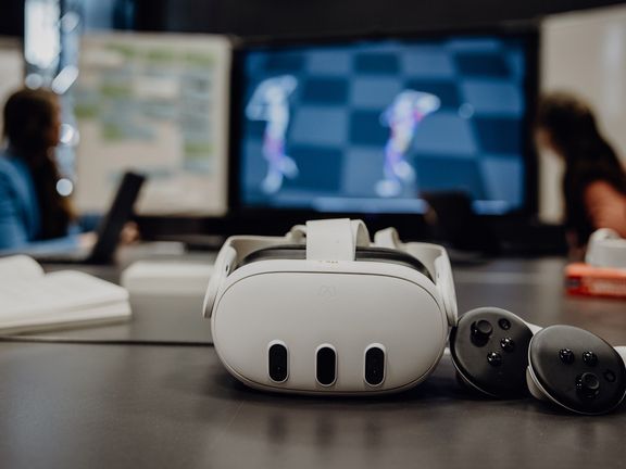 Auf einem Tisch liegt eine VR-Brille mit Controller
