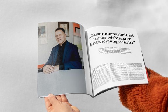 Aufgeschlagenes Heft mit Interview aus dem Jahresbericht
