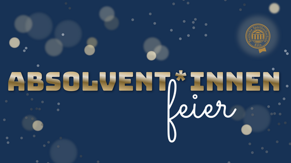 Großer gold glänzender Schriftzug "Absolvent*innenfeier"; Hintergrund dunkelblau mit Bokeh; rechts oben Siegel der DSHS
