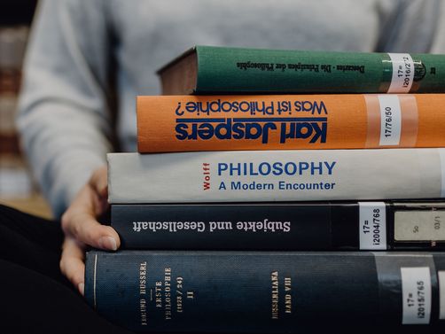 Aufeinander gestapelte Philosophiebücher
