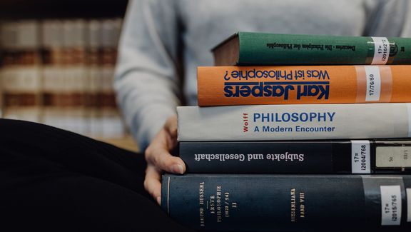 Aufeinander gestapelte Philosophiebücher
