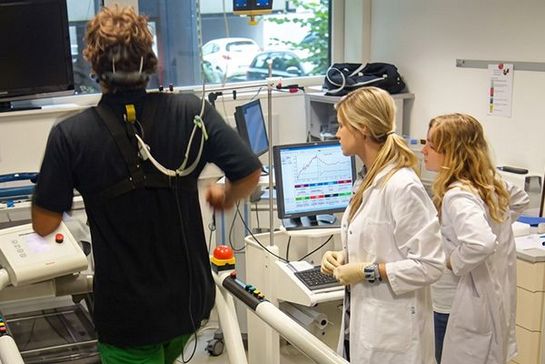 M.Sc. Sportphysiotherapie an der Deutschen Sporthochschule Köln
