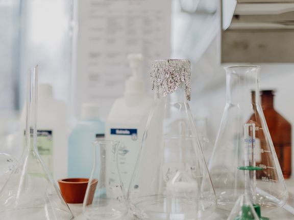 Foto von glasigen Instrumenten im Labor
