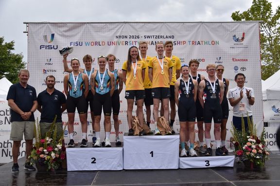 Sportler*innen bei Siegerehrung
