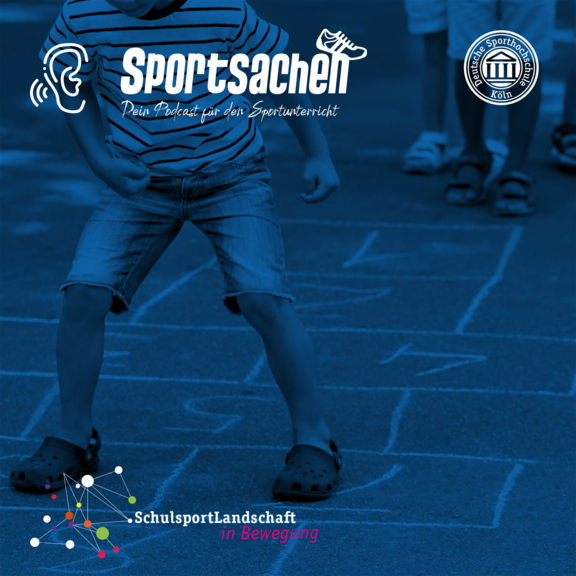 Podcasttitel "Bewegte Schule", im Hintergrund Kinder, die draußen Hüpfekästchen spielen
