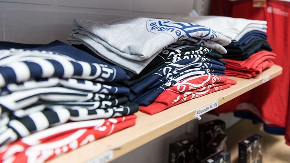 Kleidungsstücke der Deutschen Sporthochschule im Spoho-Shop
