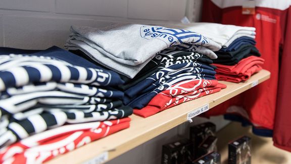 Kleidungsstücke der Deutschen Sporthochschule im Spoho-Shop
