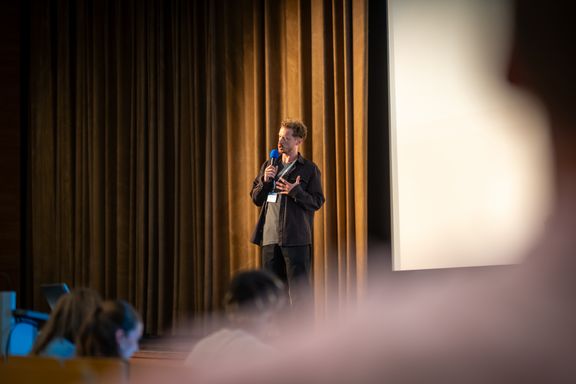 Per Günther auf der Hörsaal Bühne
