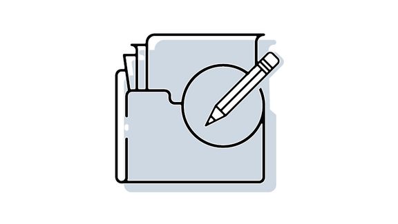 Symbolbild mit Stift der auf einen Ordner mit Blättern darin zeigt
