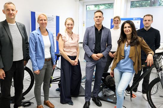 Serap Güler mit Vertreter*innen der Deutschen Sporthochschule Köln