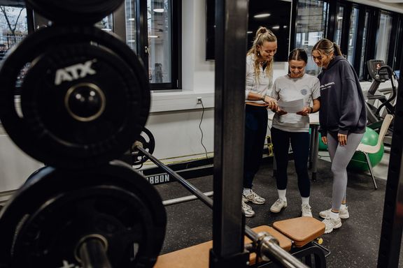 Studierende analysieren Ergebnisse der Kraftmessung im Kraftraum
