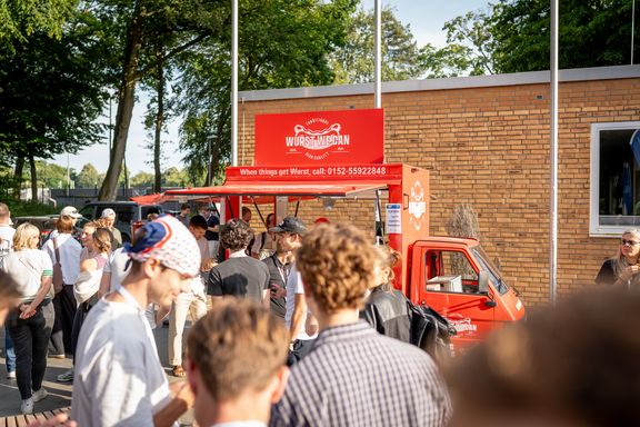 Foodtruck vor dem Hauptgebäude

