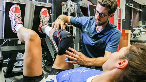 Physiotherapeut behandelt Sportlerin
