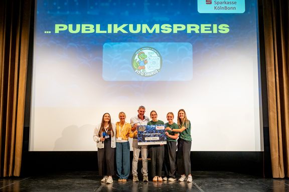 Die Siegerinnen auf der Bühne mit ihrer Urkunde zum Publikumspreis
