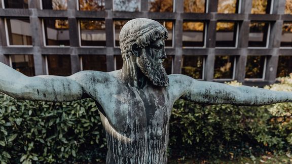 Steinerne Statue im Außenbereich des Campus der Deutsche Sporthochschule
