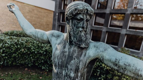 Steinerne Statue im Außenbereich des Campus der Deutsche Sporthochschule
