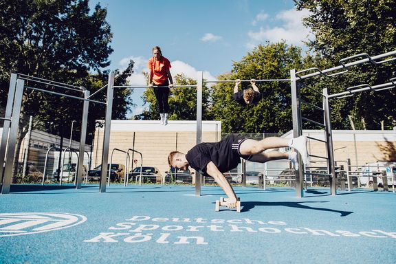 Studierende im Calisthenics Park
