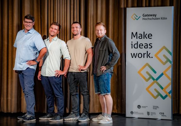 Das Start-up-Team TecKnowLogic steht auf der Bühne 
