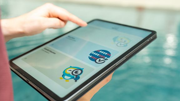 Zeigerfinger tippt auf Tablet
