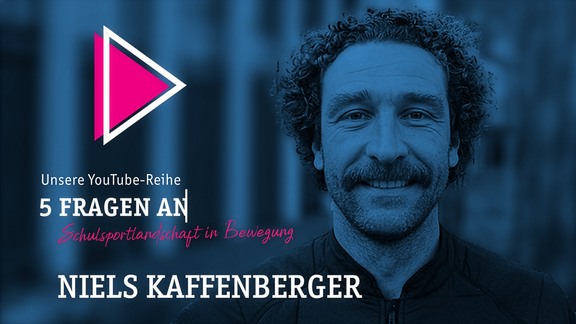 Titel auf halbtransparentem blauen Grund mit Portrait eines Mannes "5 Fragen an Niels Kaffenberger"
