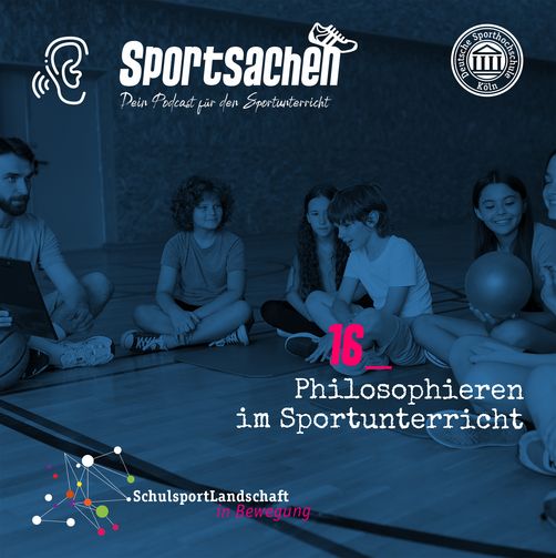 Podcasttitel "Philosophieren im Sportunterricht", weiße Schrift auf blau eingefärbtem Foto mit Schüler*innen, die auf dem Turnhallenboden sitzen und mit einem Lehrer reden
