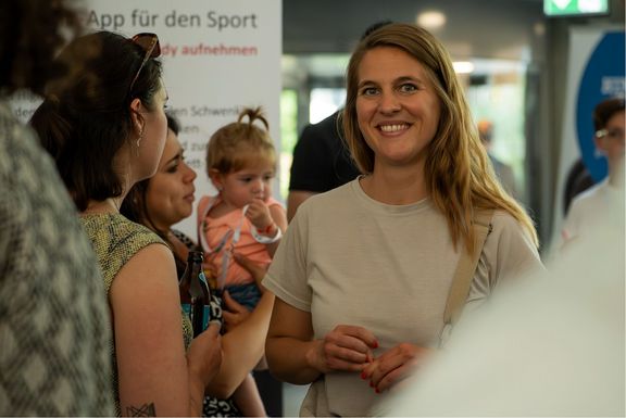 Eine Frau schaut beim Networking in die Kamera
