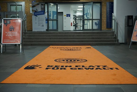 Orangener Teppich "Kein Platz für Gewalt"
