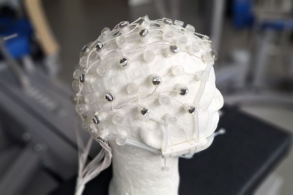 Styroporkopf mit einer Neuronenkappe
