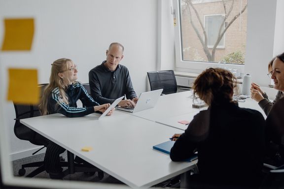 Foto von außen von einem vollen Besprechungsraum
