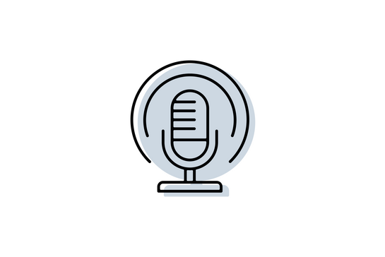 Icon "Podcast" mit Mikrofon umrahmt von 2 Schalllinien in Kreisform  in schwarzer Outline und mit hellblauer Schattenfläche im Hintergrund