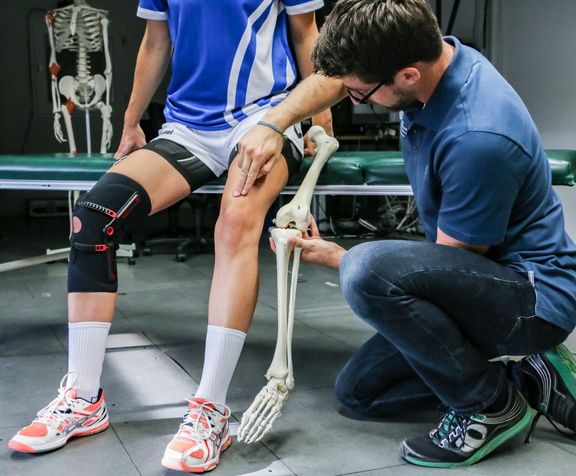 Physiotherapeut mit Patientin
