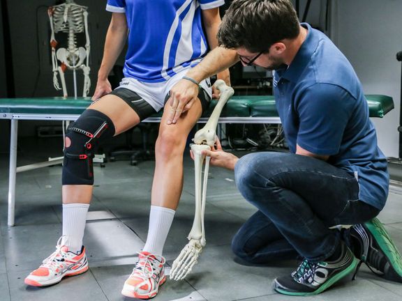 Physiotherapeut mit Patientin

