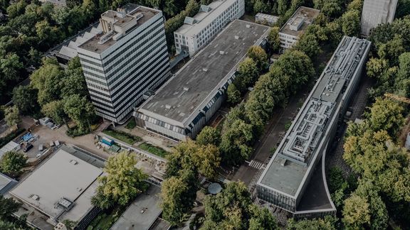 Luftansicht auf Gebäude und Einrichtungen der Sporthochschule

