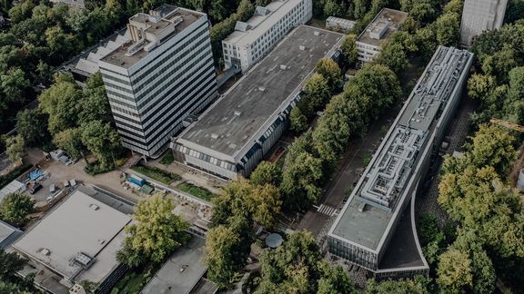 Luftansicht auf Gebäude und Einrichtungen der Sporthochschule
