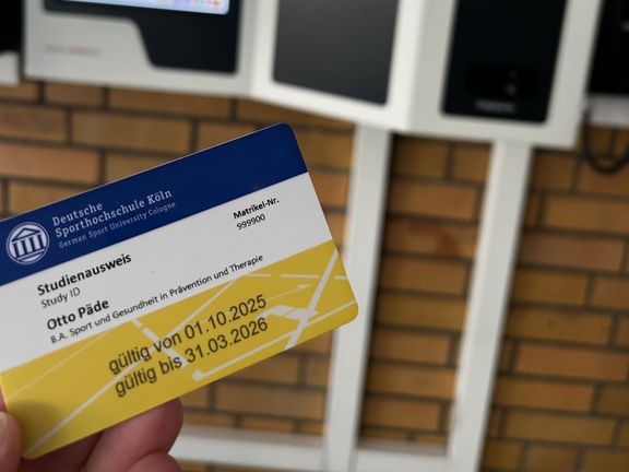 Das Bild zeigt eine Spoho Card, die vor einen Validierer gehalten wird
