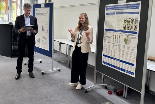 Annika Schnalke präsentiert ihr Poster zu Krafttraining in ambulanten Herzgruppen.