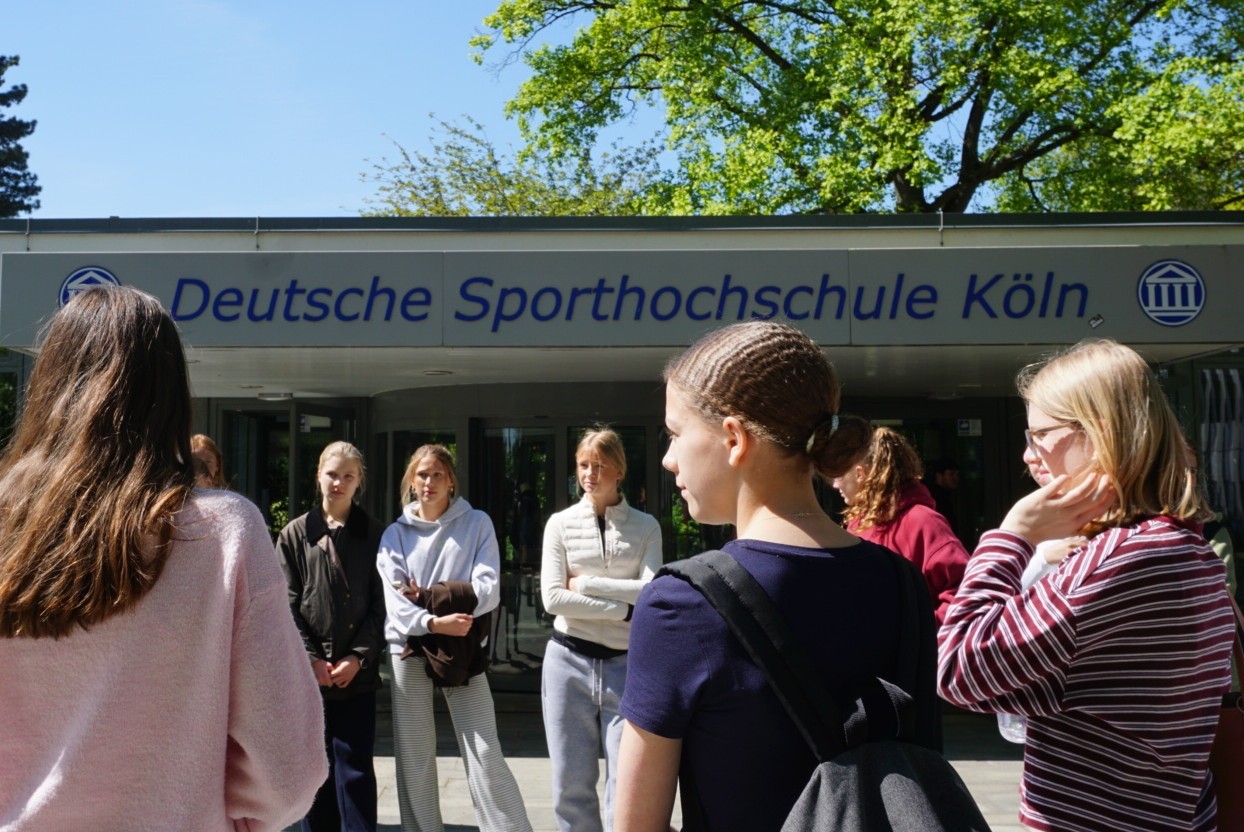 Schülerinnen vor dem Eingang der Deutschen Sporthochschule Köln