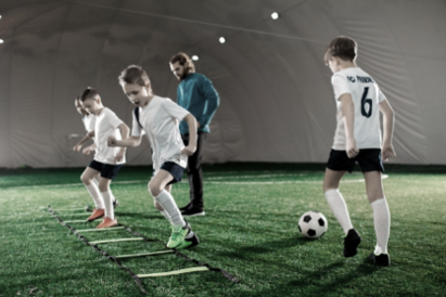 Kinder beim Fußballtraining
