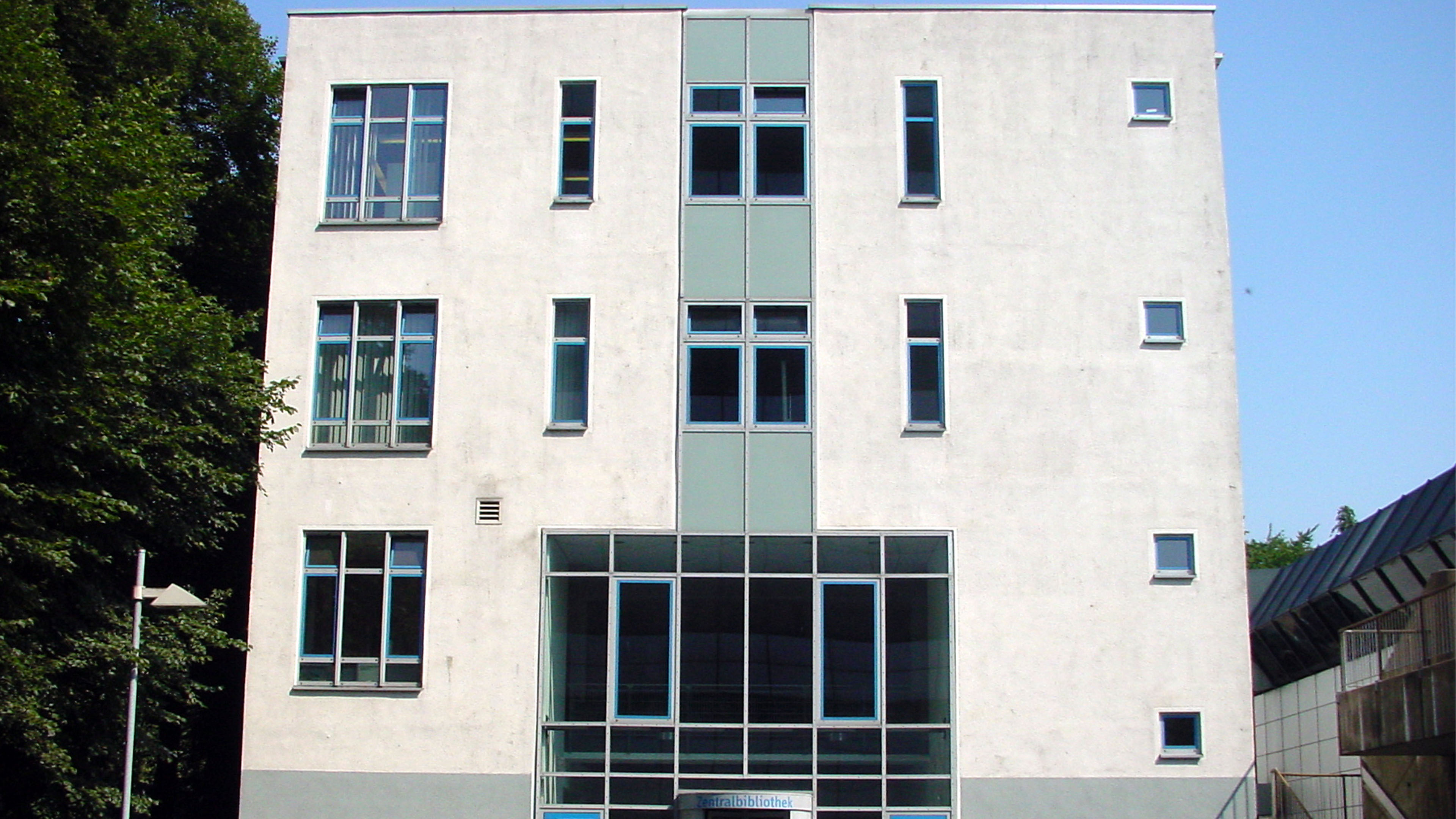 Eingang zu einem Universitätsgebäude