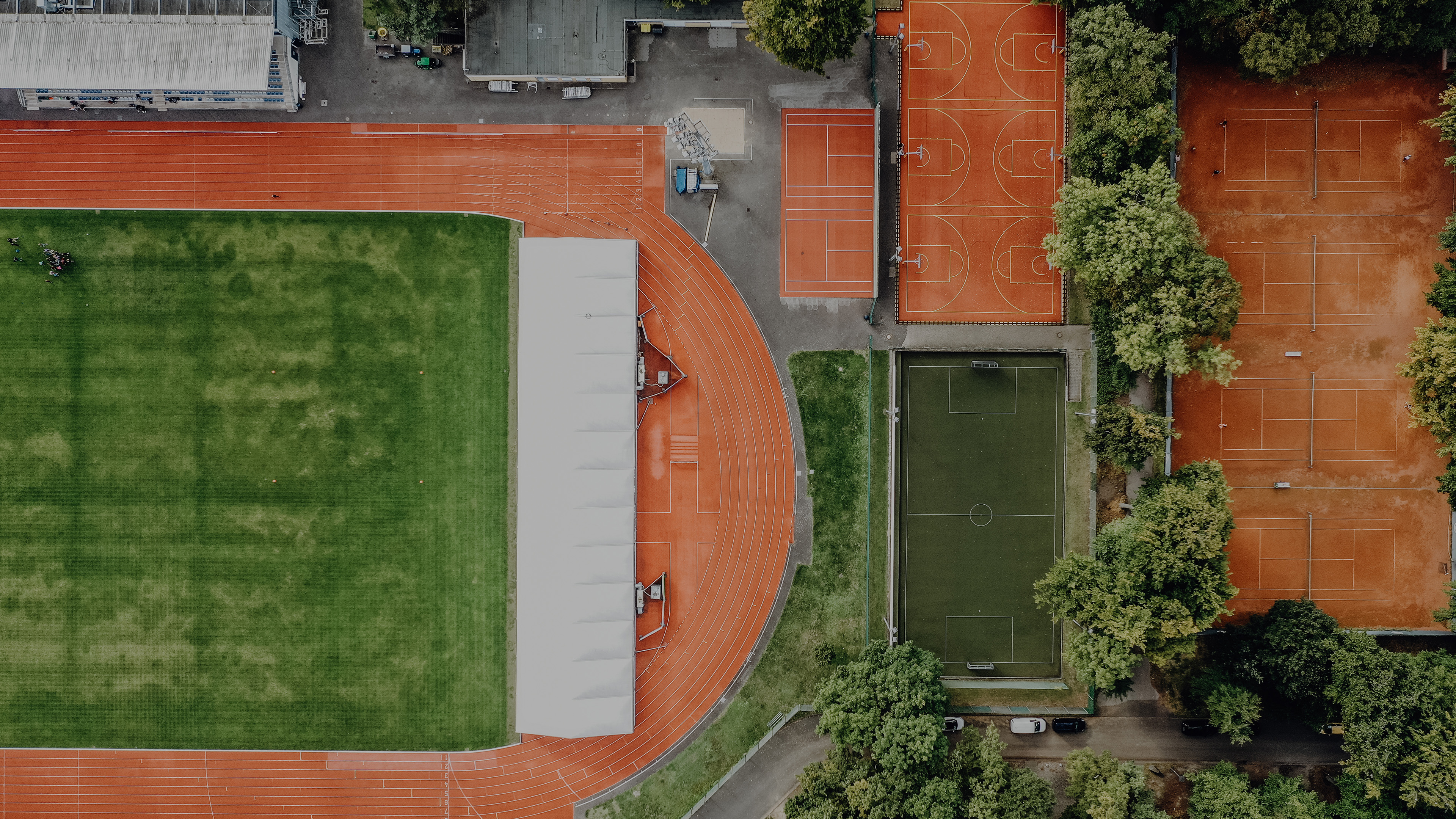 Drohnenansicht vom Leichtathletik-Stadion, den Tennis-Plätzen und Kunstrasenplatz der Sporthochschule
